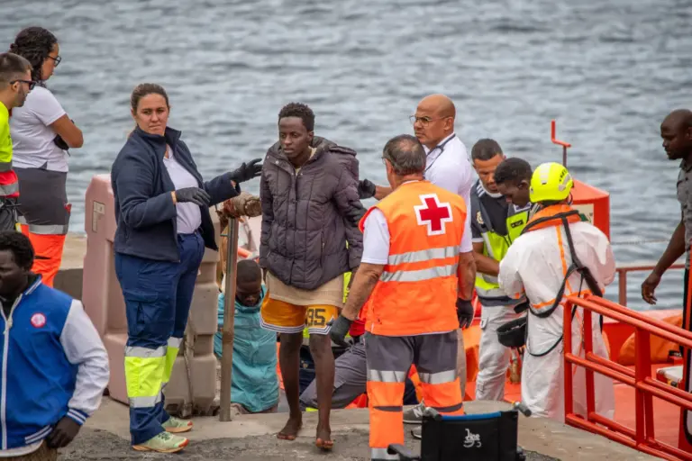 Una veintena de migrantes sigue en el Hospital de El Hierro tras la llegada de tres cayucos 