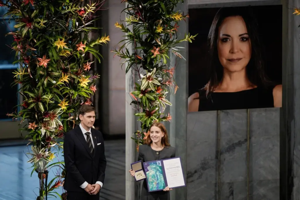 Diciembre de 2025, Noruega, Oslo: La hija de la ganadora del Premio Nobel de la Paz, Ana Corina Sosa, acepta el premio en nombre de su madre, María, en el Ayuntamiento de Oslo antes de la ceremonia de entrega del Premio Nobel de la Paz. Debido a las circunstancias en su país natal, Venezuela, la ganadora del Premio Nobel de la Paz y líder de la oposición venezolana, María, no pudo asistir a la ceremonia en Noruega. Foto: Stian Lysberg Solum/NTB/dpaFecha: 10/12/2025