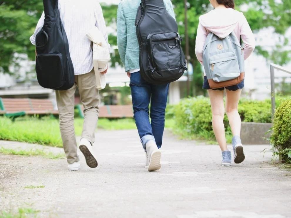 Sociobarómetro refleja una juventud "polarizada, desencantada y molesta" con instituciones