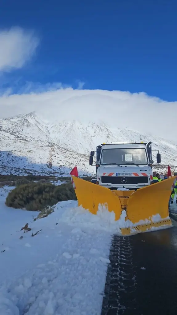 Quitanieves limpian las carreteras para abrir los accesos al Teide para ver la nieve