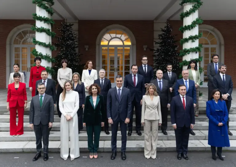 Nueva foto oficial del Gobierno tras la incorporación de Tolón