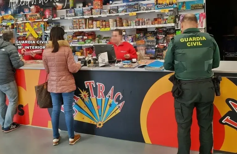 La Guardia Civil intensifica la inspección de establecimientos de venta de pirotecnia