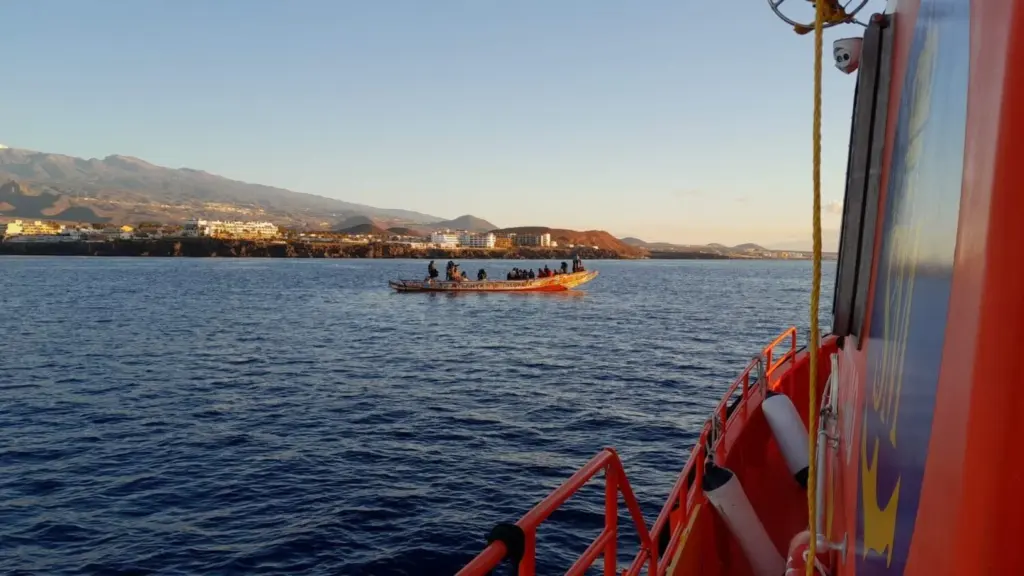 Rescatan un cayuco con unas 40 personas cerca de la costa de Tenerife