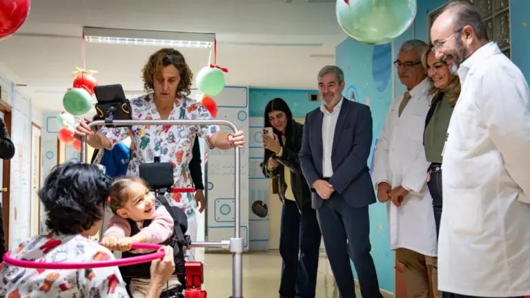 Canarias incorpora su primer exoesqueleto pediátrico