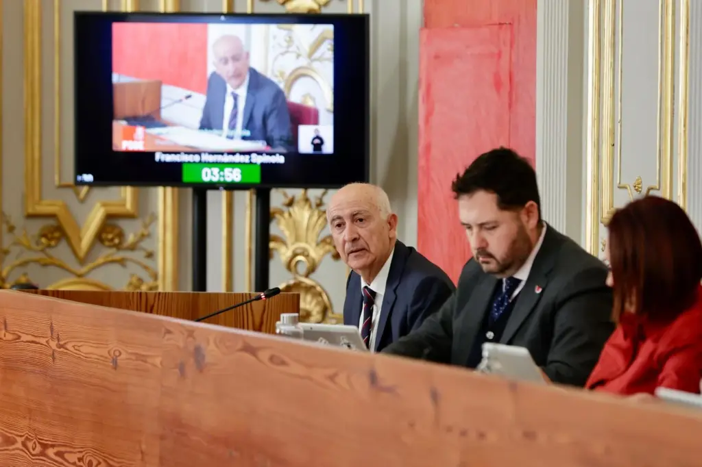 Francisco Hernandez Spinola, concejal-de-Presidencia, Hacienda y Modernización, durante el pleno del mes de diciembre