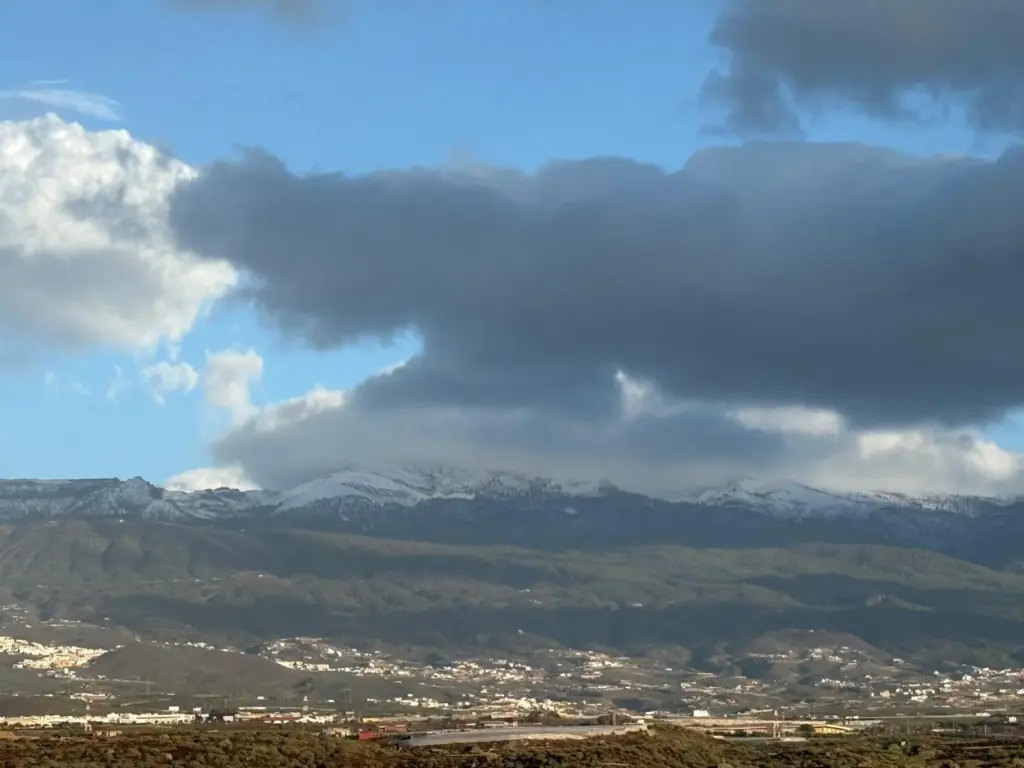 Cumbres nevadas desde Granadilla de Abona, Tenerife