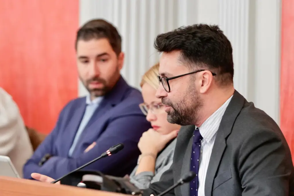 Hector Alemán, concejal de Limpieza, durante el pleno del mes de diciembre