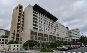 El suceso se produjo en una nave industrial de El Goro, en Telde y se debió a un accidente con la grúa que manejaba la carga