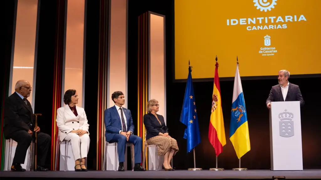 Los cuatro galardonados, junto al presidente de Canarias, Fernando Clavijo