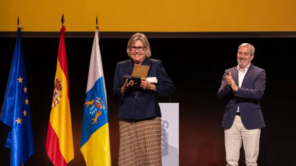 La profesora de Prehistoria de la Universidad de La Laguna, Matilde M. Arnay de la Rosa, recogiendo su distinción