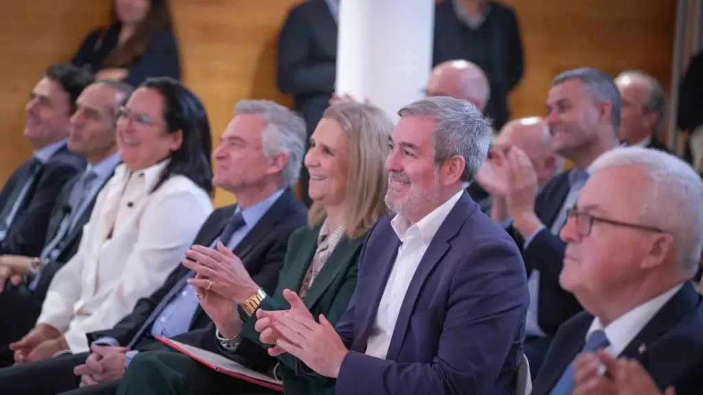 La infanta Elena y el presidente de Canarias, Fernando Clavijo, en el acto de los 40 años de la Fundación Mapfre Canarias. Imagen del perfil de la red social X del presidente de Canarias, Fernando Clavijo