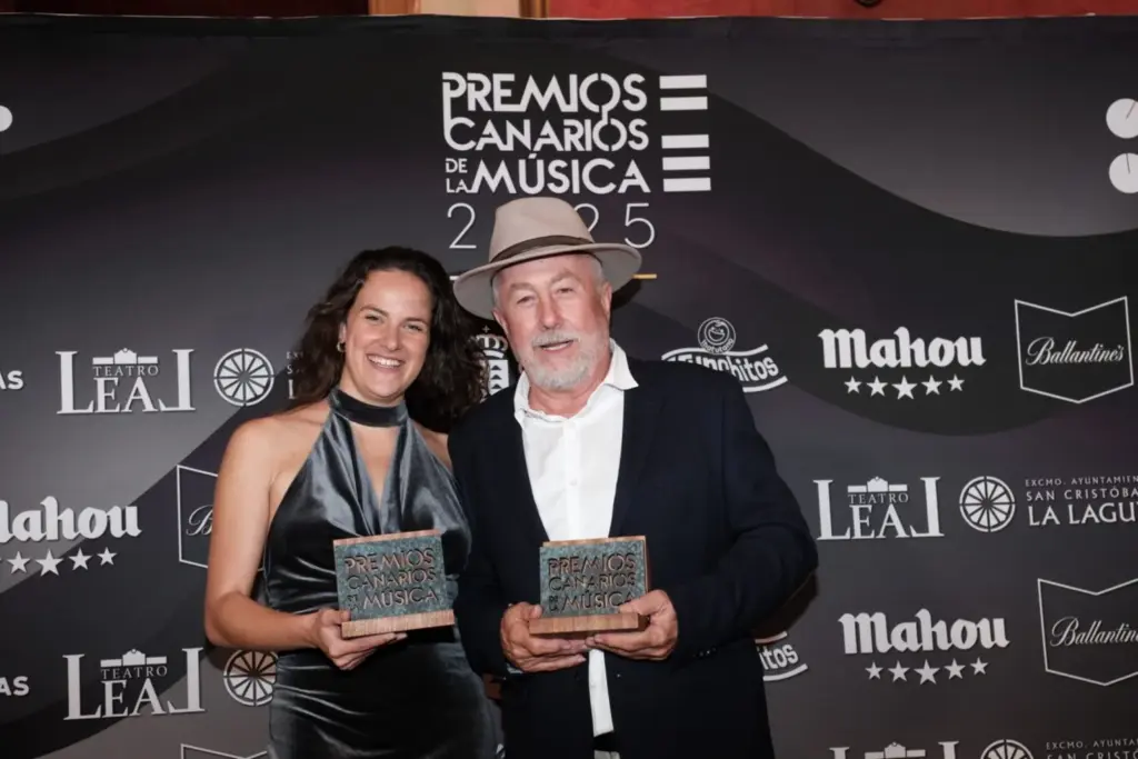 Julia Rodríguez y su padre el timplista Domingo 'El Colorao'.