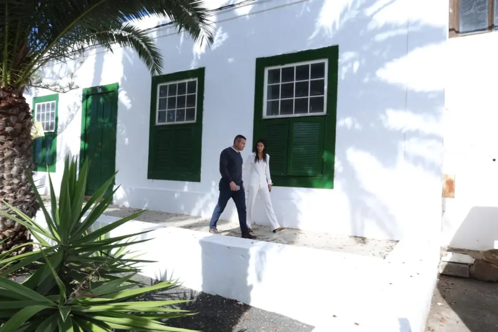 La rehabilitación de la Casa del Cura de Haría desata la polémica entre Cabildo y Ayuntamiento de Haría. En la imagen, el presidente del Cabildo de Lanzarote, Oswaldo Betancort, y la consejera de Artesanía de la Corporación insular, Aroa Revelo. Foto cedida por el Cabildo de Lanzarote