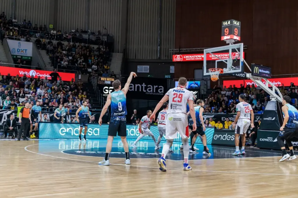80-75 | Huertas volvió a decidir para el Laguna Tenerife frente a Coviran Granada. @CB1939Canarias