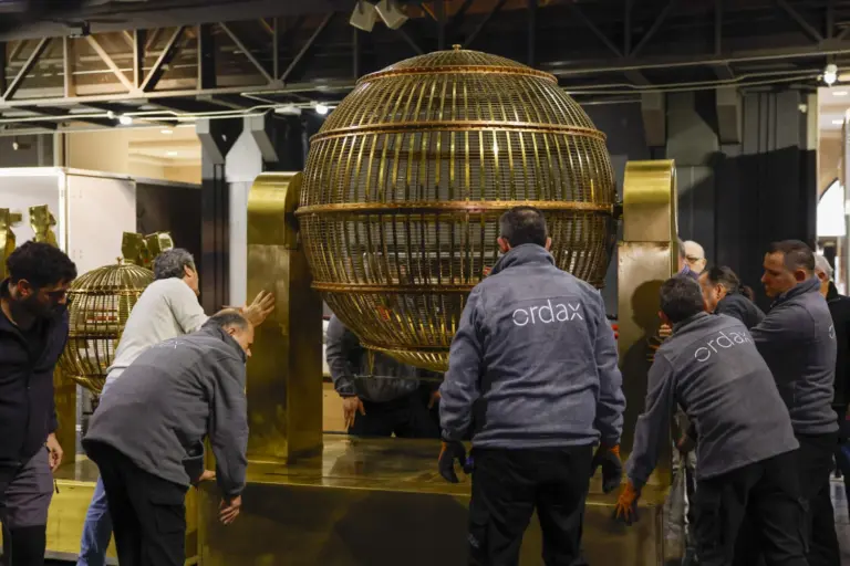 Los bombos del sorteo de la Lotería de Navidad ya esperan en el Teatro Real