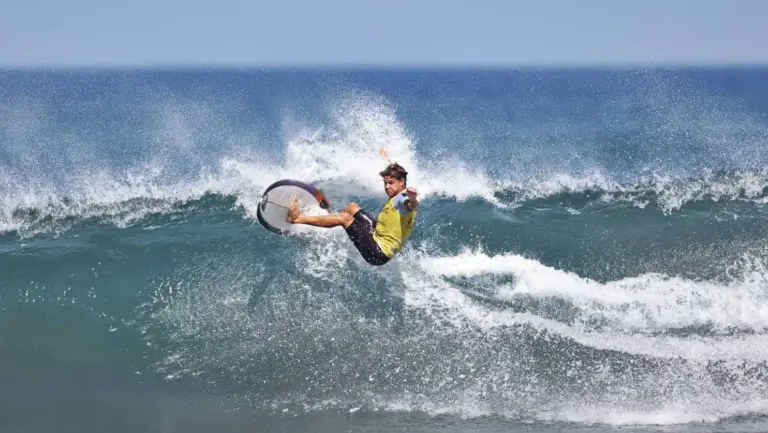 La Cícer ruge con fuerza para recibir el mejor surf español