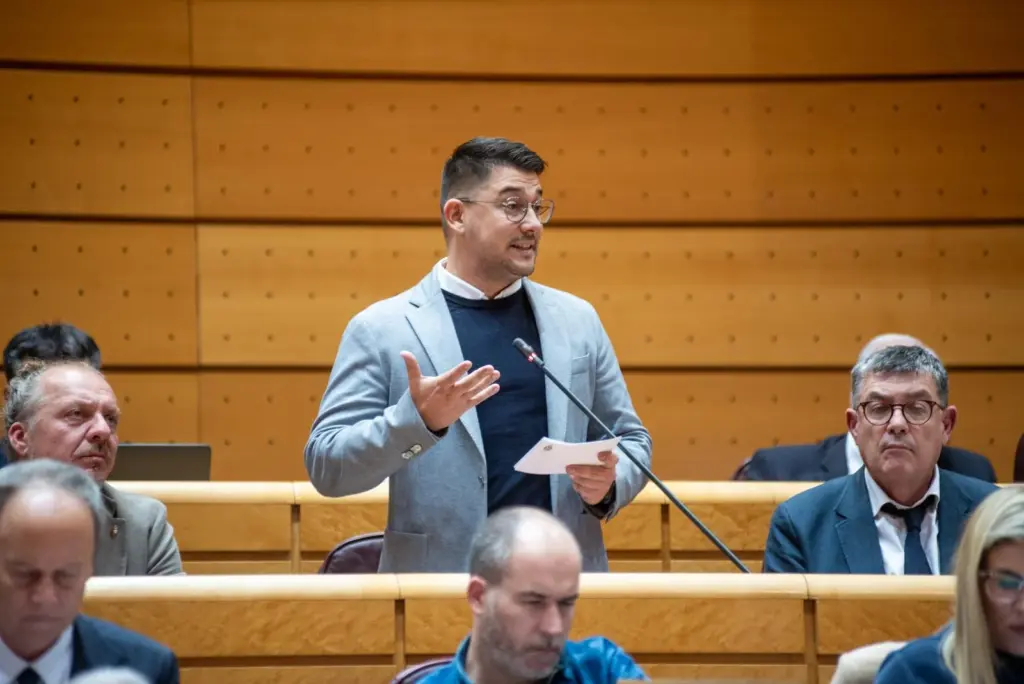 El ministro de Agricultura ha expuesto en el Senado que defenderá el PSOEI en Bruselas ante la reclamación del senador de ASG, Fabián Chinea, sobre la PAC