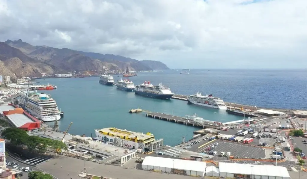 Finalizada la prealerta por posible contaminación marina en Santa Cruz de Tenerife tras una fuga de gasoil. En la imagen, panorámica del puerto de Santa Cruz de Tenerife. Imagen Puertos de Tenerife.