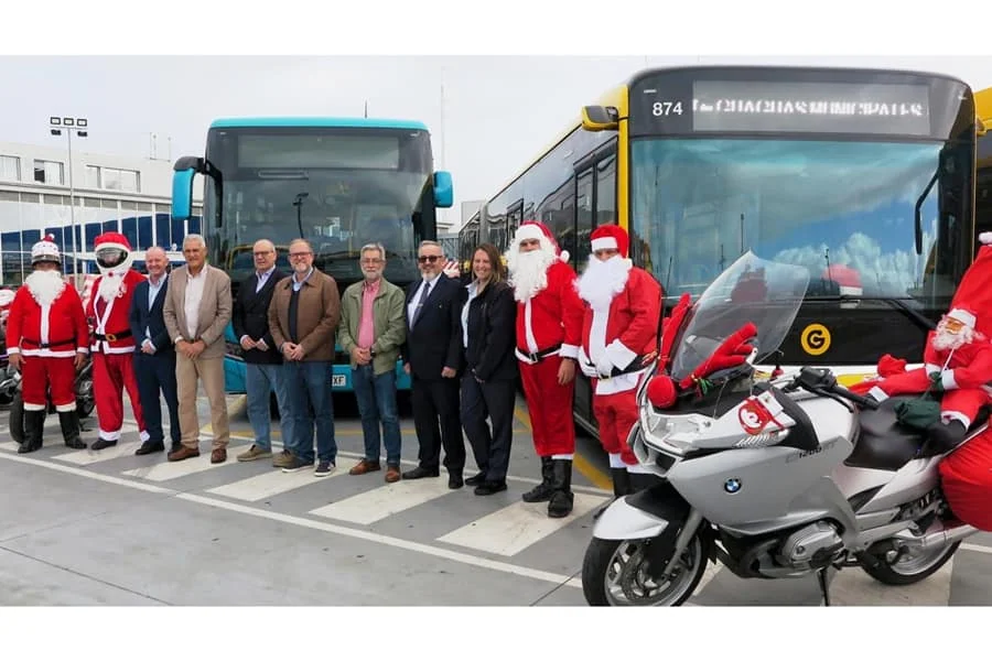 Unos 70 moteros vestidos de Papá Noel participaron este domingo en la primera 'Papanoelada Motera Solidaria'