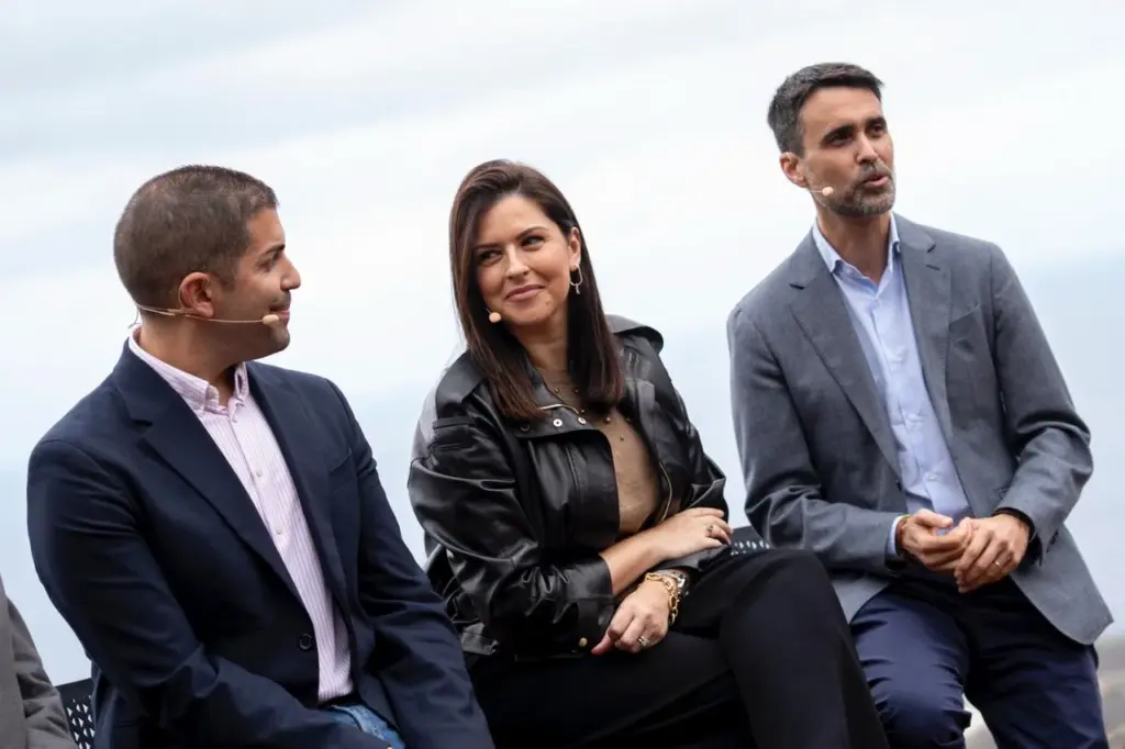 El alcalde de Frontera, Pablo Rodróguez, junto a Eloísa González y Mayer Trujillo durante la rueda de prensa.