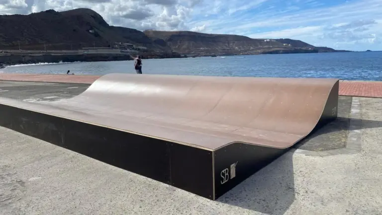 Instalan la primera rampa de surfskate de Las Palmas de Gran Canaria en El Rincón