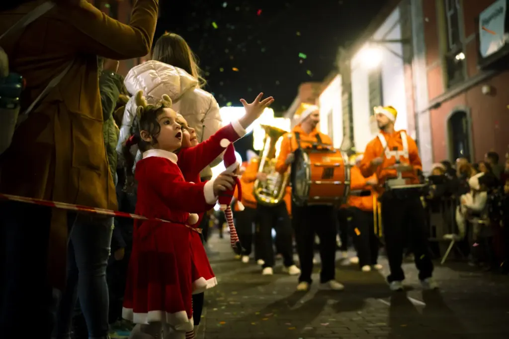 Desfile de banda de música en la cabalgata de Papá Noel de La Laguna