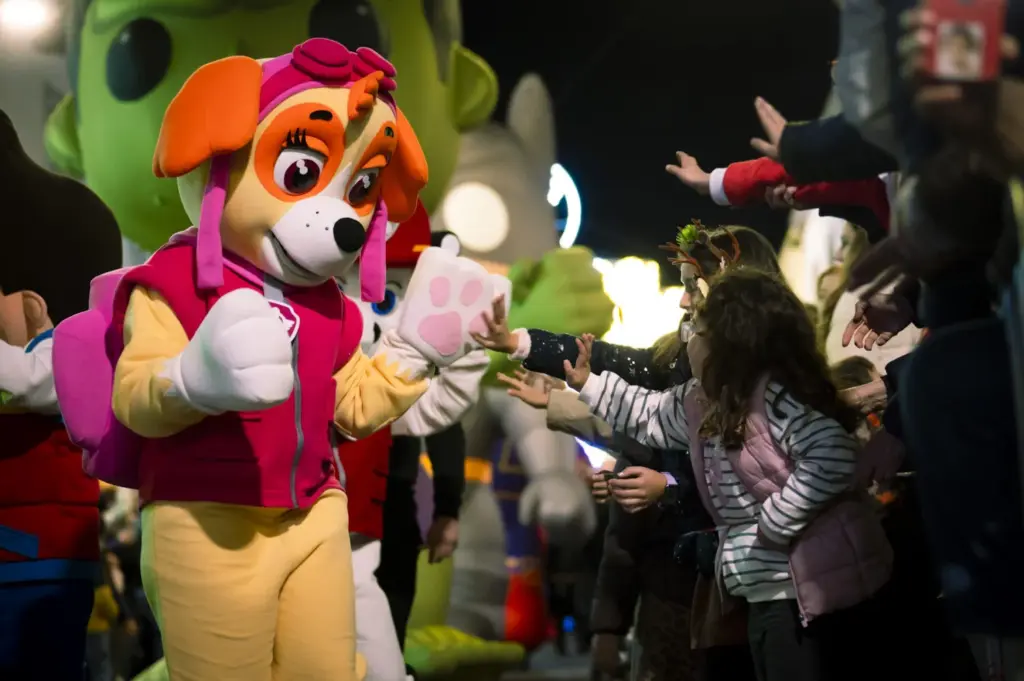 Personajes infantiles saludan a los más pequeños en la cabalgata de Papá Noel en La Laguna