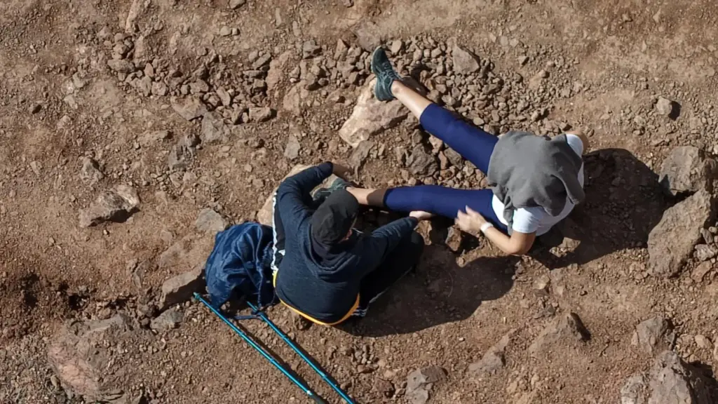 Un helicóptero del GES rescata a una senderista que sufrió una caída en Mogán. Imagen Protección Civil Mogán.