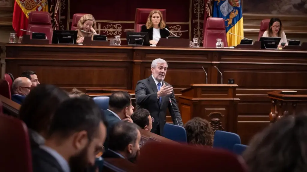 El presidente de Canarias, Fernando Clavijo, durante el pleno del Parlamento de Canarias de este 16 de diciembre 2025. Imagen Presidencia del Gobierno
