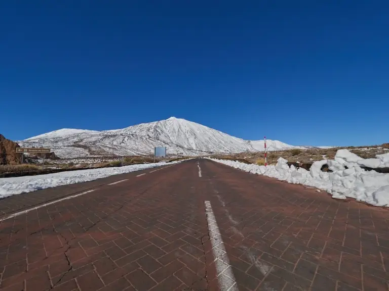 Ya se puede subir a disfrutar de la nieve en el Teide