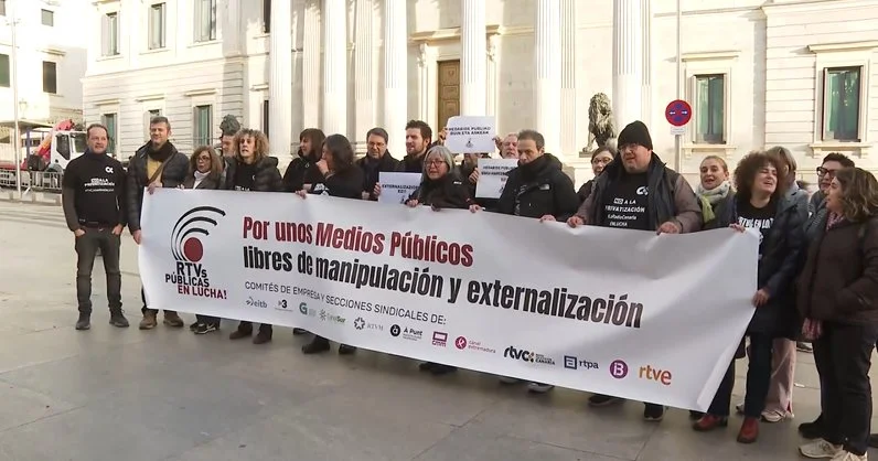 Trabajadores de medios públicos autonómicos delante del Congreso. Imagen RTVC