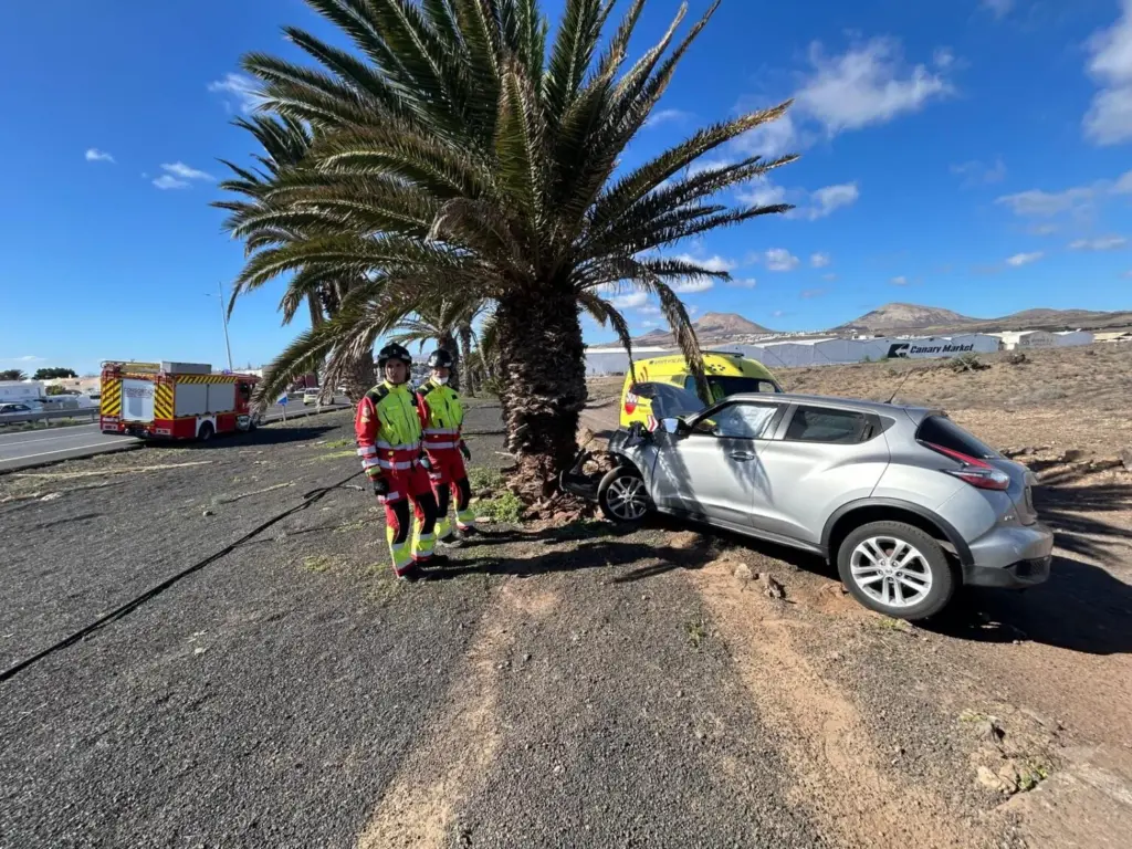 Un coche impacta contra una palmera en Playa Honda, Lanzarote 