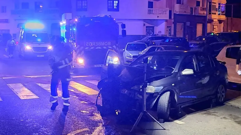 Un conductor resulta herido grave tras chocar contra una farola en Arrecife