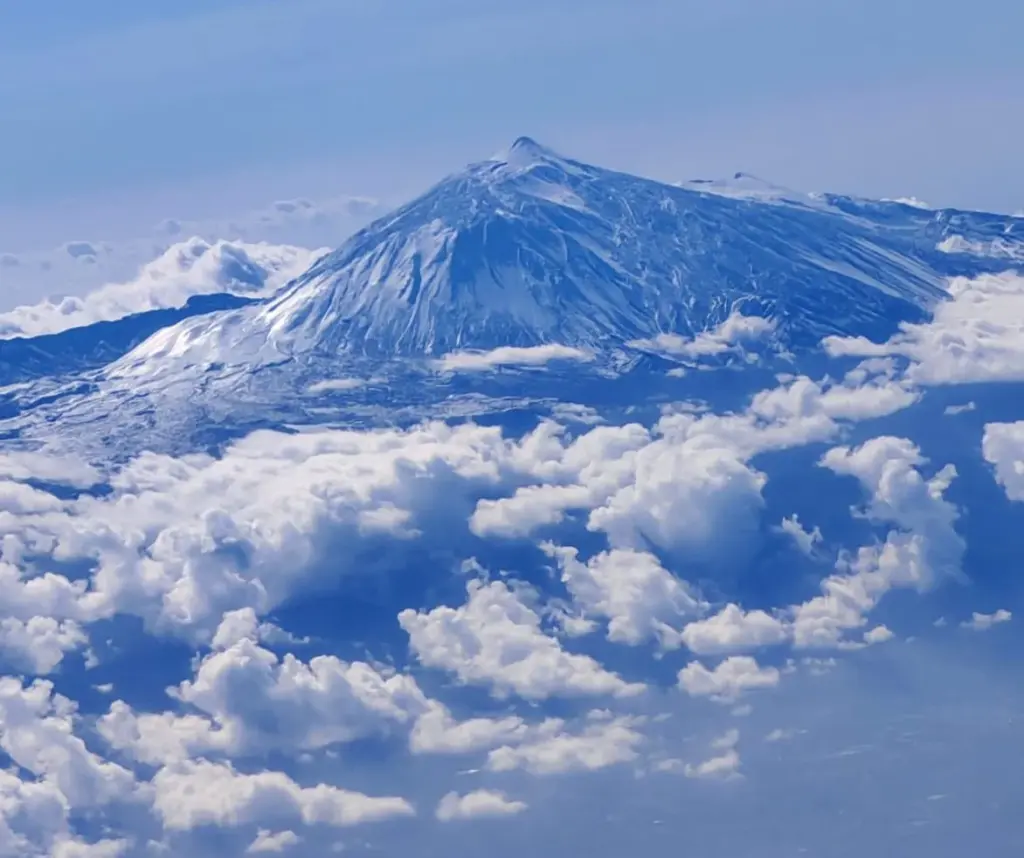 La borrasca Emilia pasa por Canarias sin dejar grandes incidencias pero sí nieve y agua. Imágenes captadas desde un avión. / RTVC