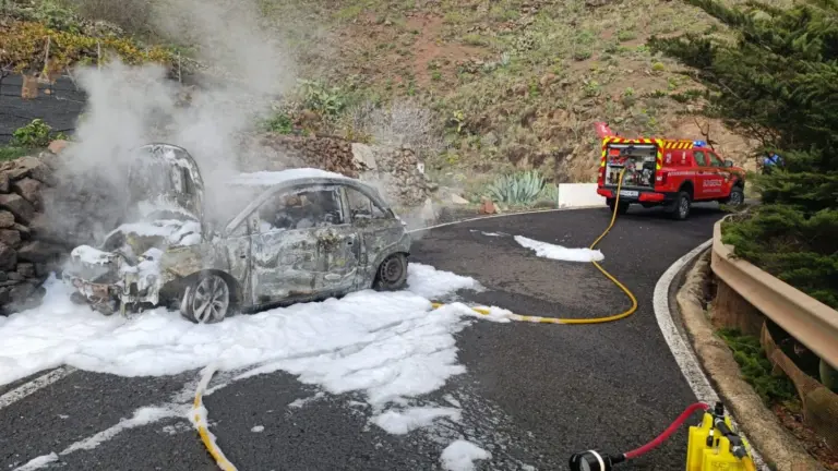 Un vehículo en llamas provoca cortes en una carretera de Lanzarote