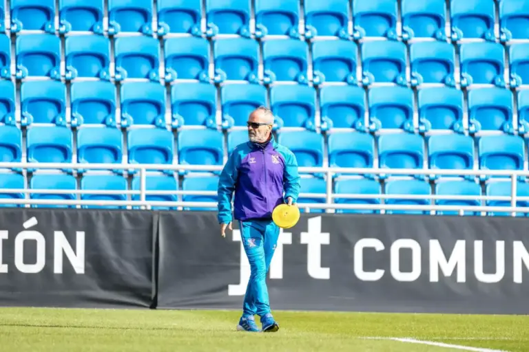 El Tenerife se queda con dos centrales frente al Granada tras la baja de Álvaro González