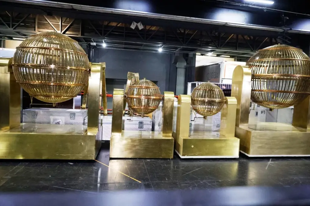 Los bombos del sorteo de Navidad en el Teatro Real a su llegada