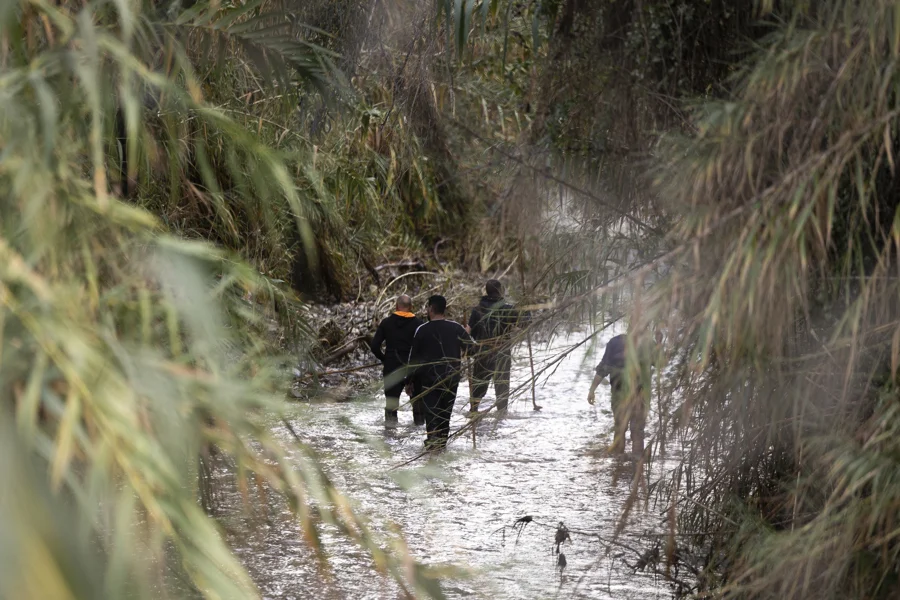 Un grupo de voluntarios en el río Fahala a su paso por Alhaurín el Grande (Málaga), buscaban junto a la Guardia Civil a los hombres que se encontraban desaparecidos tras las lluvias EFE/ Carlos Díaz