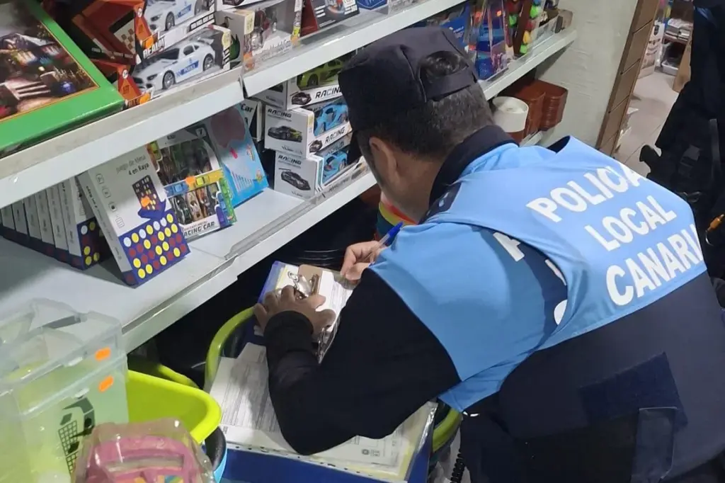 Agentes de la Policía Local de La Laguna realizan controles en los comercios en los que se venden estos días juguetes / Ayuntamiento de La Laguna 