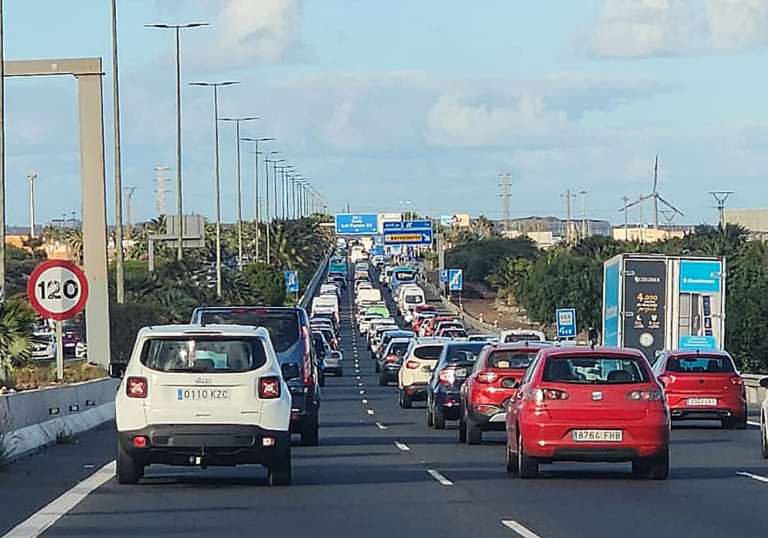 Una mujer resulta herida moderada tras el vuelco de su coche en la autopista GC-1