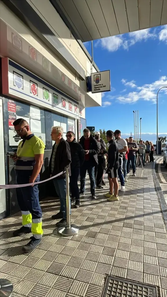 Largas colas desde primera hora de la mañana en la Gasolinera de la Suerte a tres días del Sorteo Extraordinario de la Lotería de Navidad / RTVC