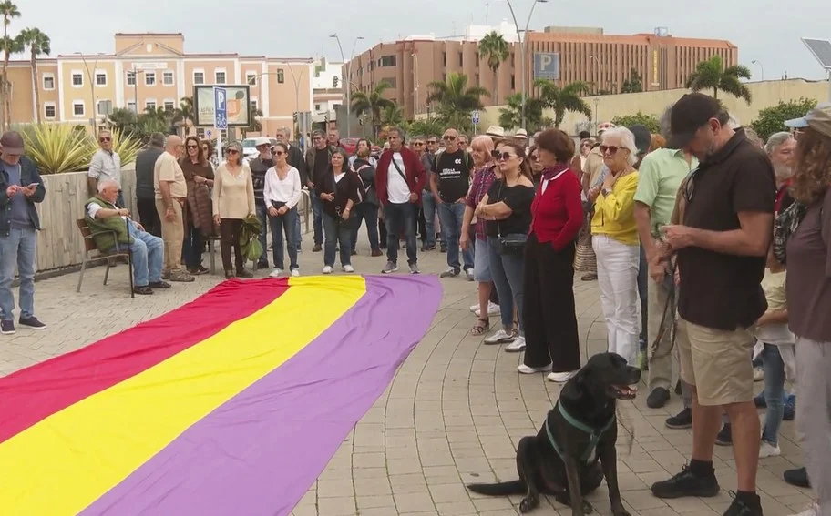 Una veintena de colectivos sociales y sindicatos se han concentrado en la Ciudad de la Justicia en Las Palmas de Gran Canaria el fallo condenatorio del Fiscal General del Estado 