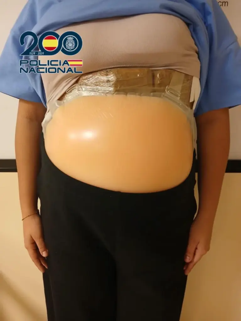La Policía Nacional detiene en Madrid a una mujer que fingió estar embarazada para ocultar la droga en el falso vientre
