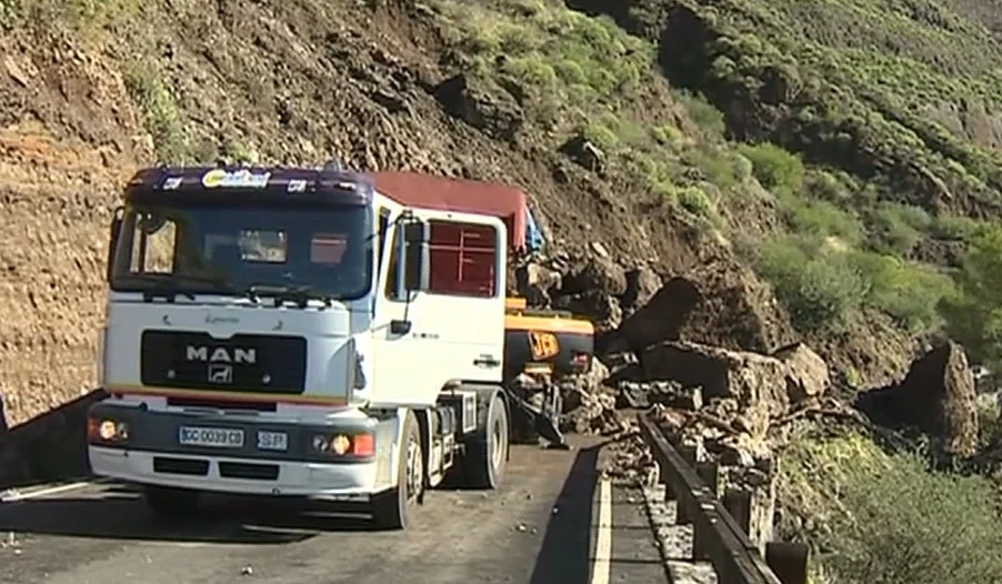 El Cabildo de Gran Canaria está trabajando en tres vías para dejarlas aptas a la circulación después de que se produjeran desprendimientos con el paso de la borrasca Emilia