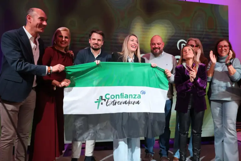 El PP gana en Extremadura sin mayoría absoluta y el PSOE se desploma a su mínimo histórico