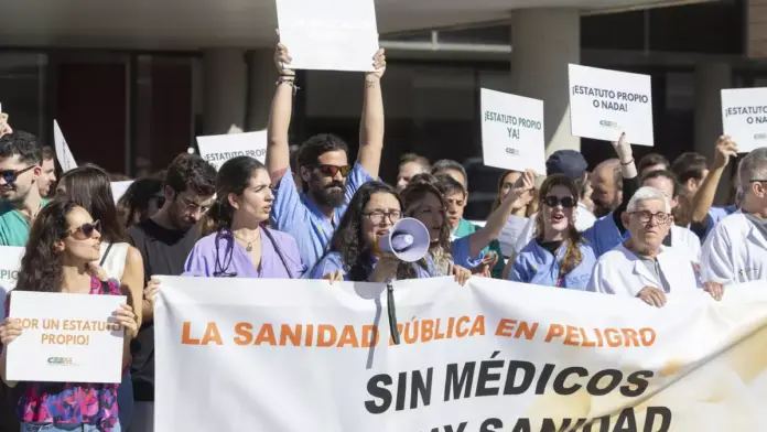 La huelga de médicos por una regulación laboral continúa en Canarias