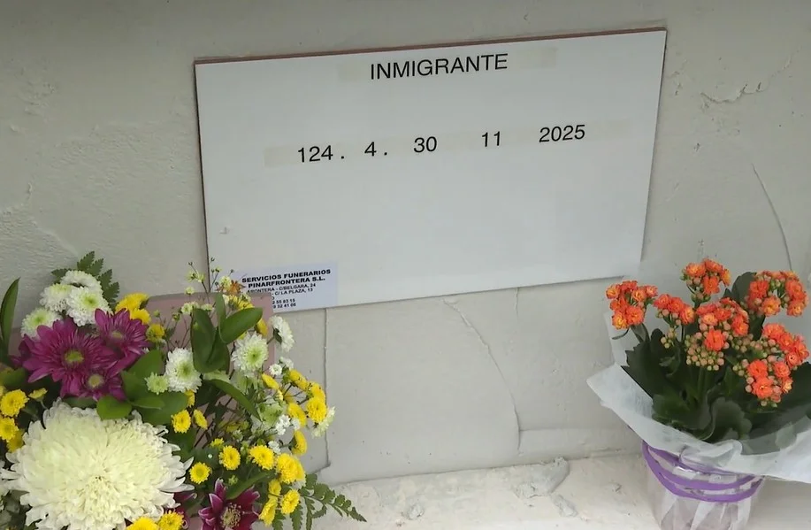 Entierro en el cementerio de Frontera de dos de los cinco migrantes que fallecieron el pasado fin de semana intentando alcanzar las costas de Canarias