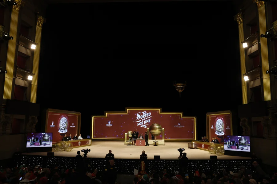 Escenario del Teatro Real durante la celebración del Sorteo Extraordinario de Navidad. EFE/Chema Moya