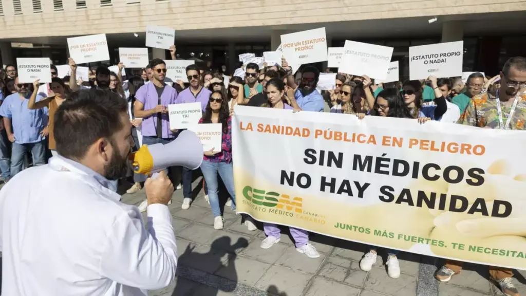 Médicos canarios se unen en la tercera huelga del año por un nuevo Estatuto