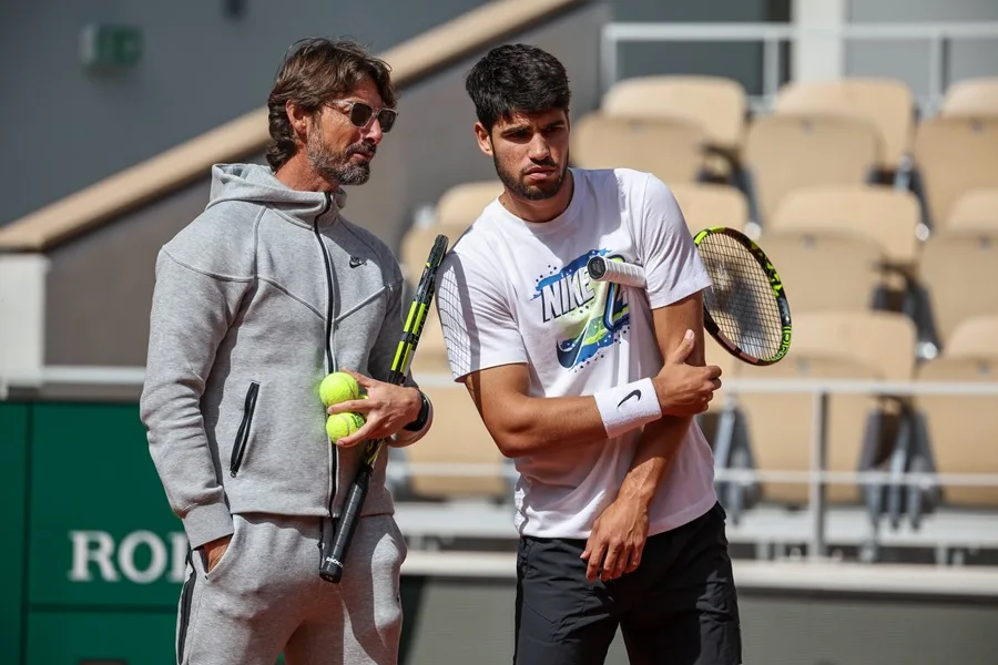 Juan Carlos Ferrero y Carlos Alcaraz durante un entrenamiento. Imagen EFE